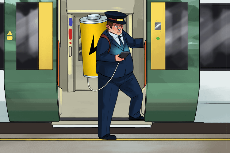 The conductor (conductor) charged his phone on the move with an energy pack he carried